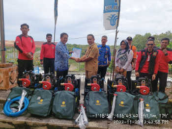 Disbun Kaltim Serah Alat Bantuan Pemadam Kebakaran ke Penajam Paser Utara